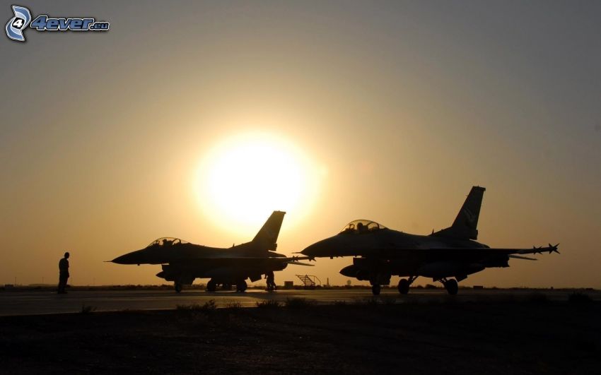 une paire de F-16, coucher du soleil
