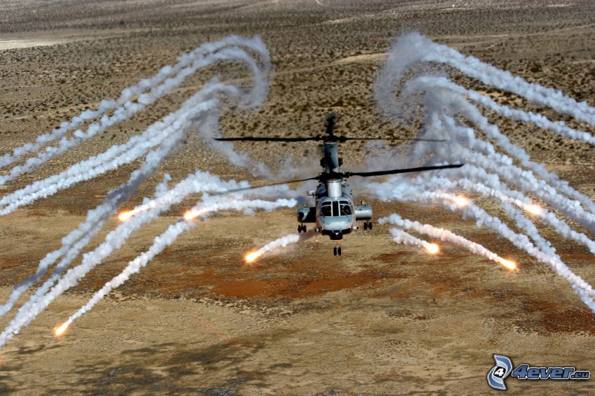 Hélicoptère militaire, désert, fumée