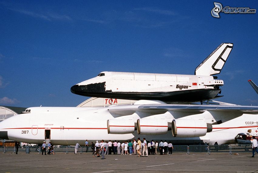 avion-fusée russe Bourane, Antonov AN-225, transport de la navette spatiale