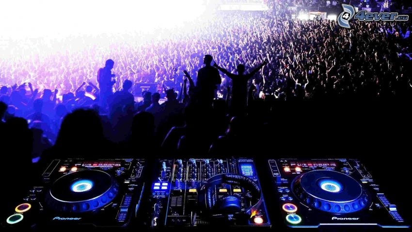 DJ console, concert, foule, fans