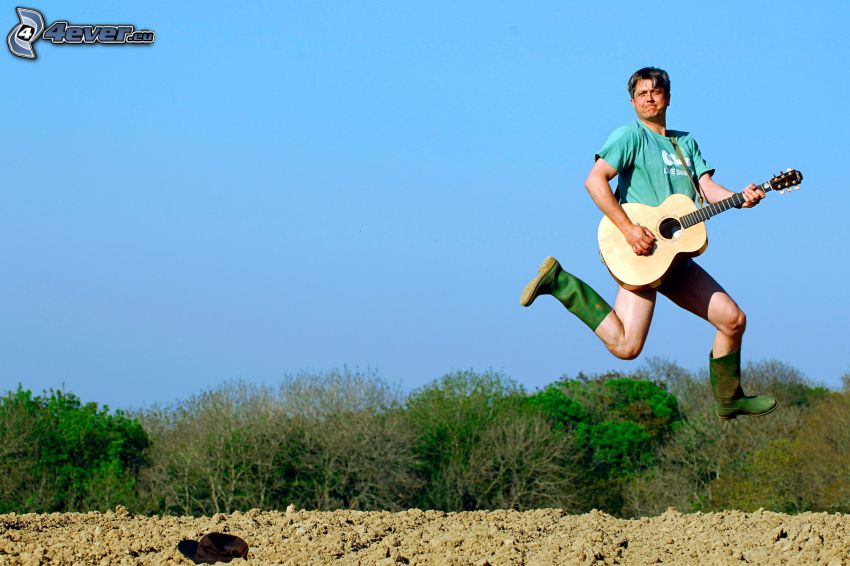 homme avec la guitare, saut, forêt