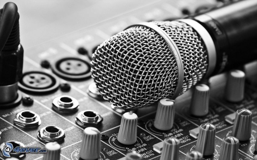 microphone, DJ console, photo noir et blanc