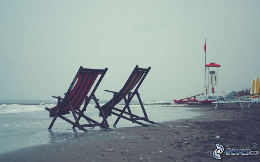 chaises longues sur la plage
