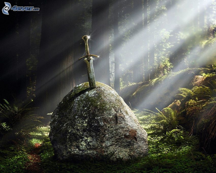 Excalibur, épée, rocher, rayons de soleil dans la forêt