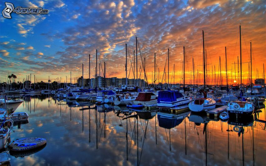port yacht, coucher du soleil, surface de l´eau calme