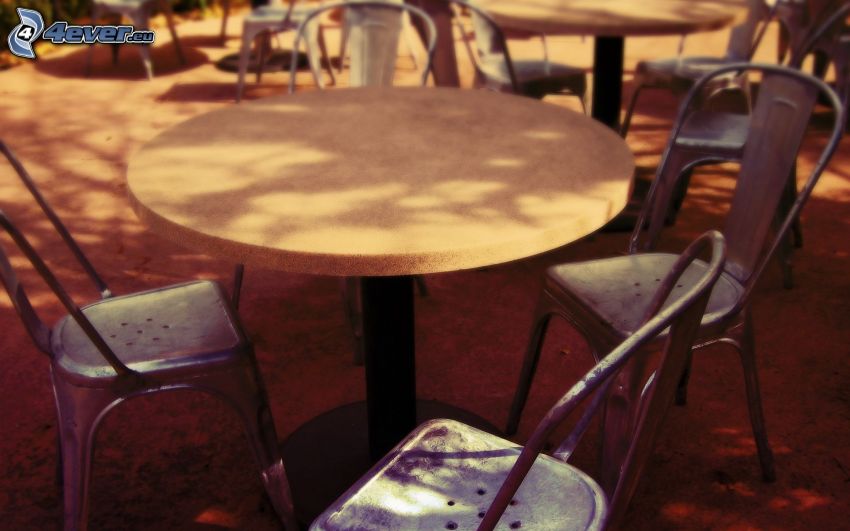 table, chaises