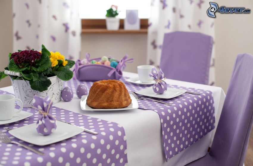 table dressée, kouglof, violet