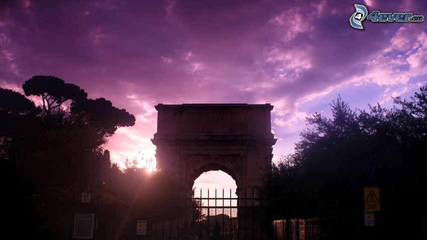 Arc de Triomphe, ciel violet, coucher du soleil