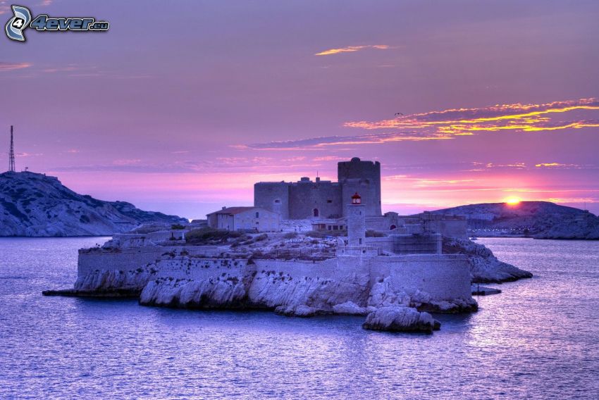 Château d'If, île, coucher du soleil derrière la colline, ciel violet