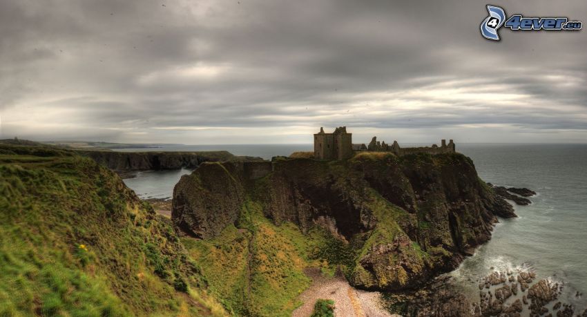 Dunnottar, ouvert mer, nuages sombres