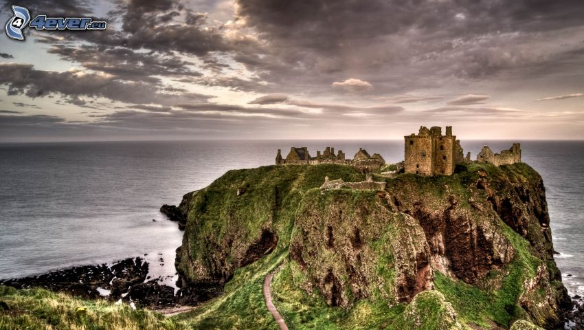 Dunnottar, ouvert mer, nuages sombres