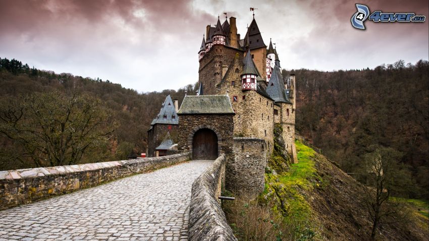 Eltz Castle, forêt, pont de pierre