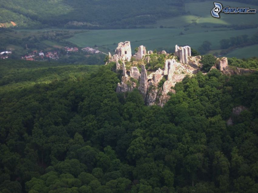 Gýmeš château, ruines, forêt, village dans la vallée