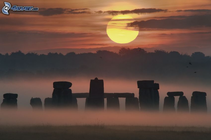Stonehenge, coucher du soleil, brouillard au sol