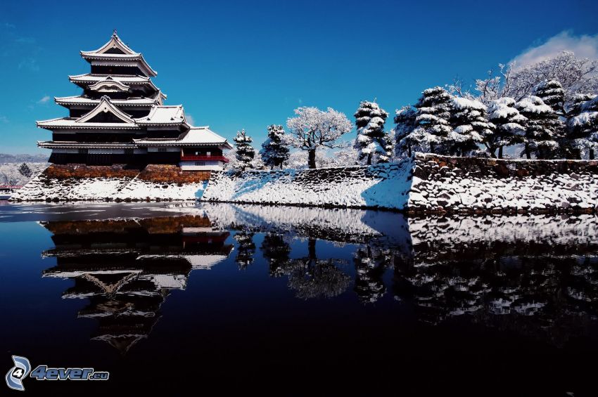 Maison japonaise, lac, arbres enneigés