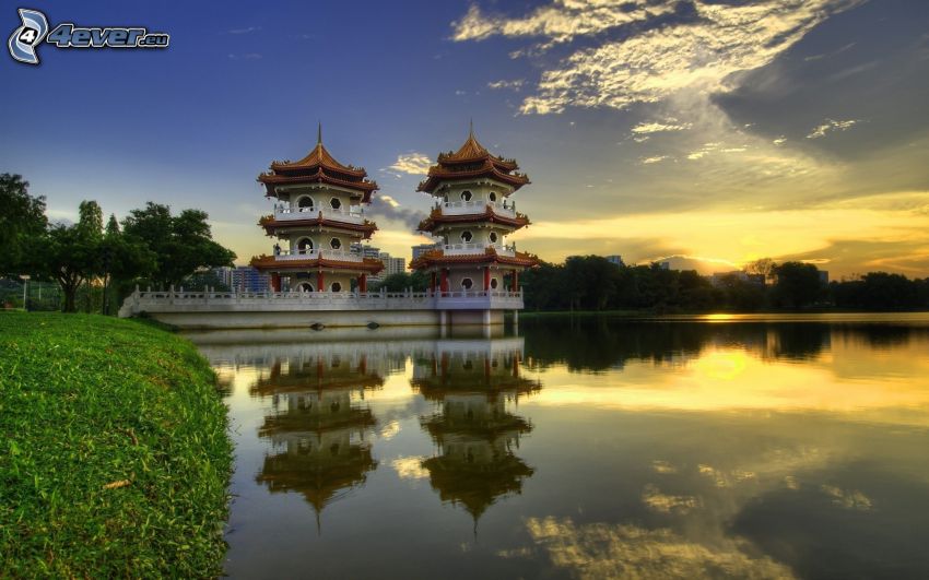 pagode chinoise, coucher du soleil sur le lac