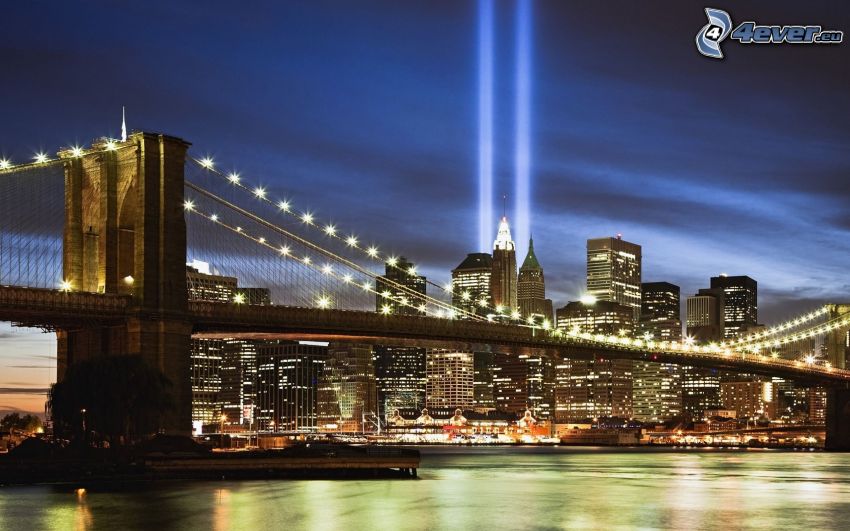Brooklyn Bridge, pont illuminé, WTC memorial, soirée