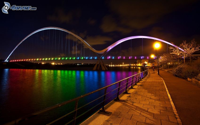 pont modern, éclairage coloré, soirée, rivière, trottoir