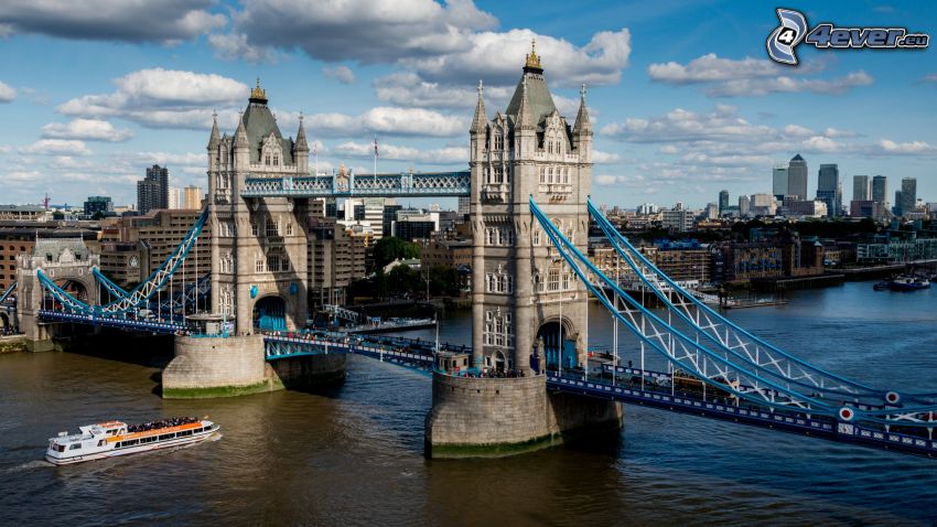 Tower Bridge, bateau mouche, Tamise, Londres, nuages