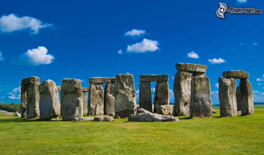 Stonehenge, l'herbe, ciel bleu, nuages