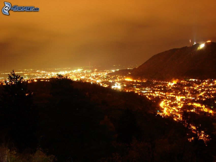 Brašov, ville dans la nuit