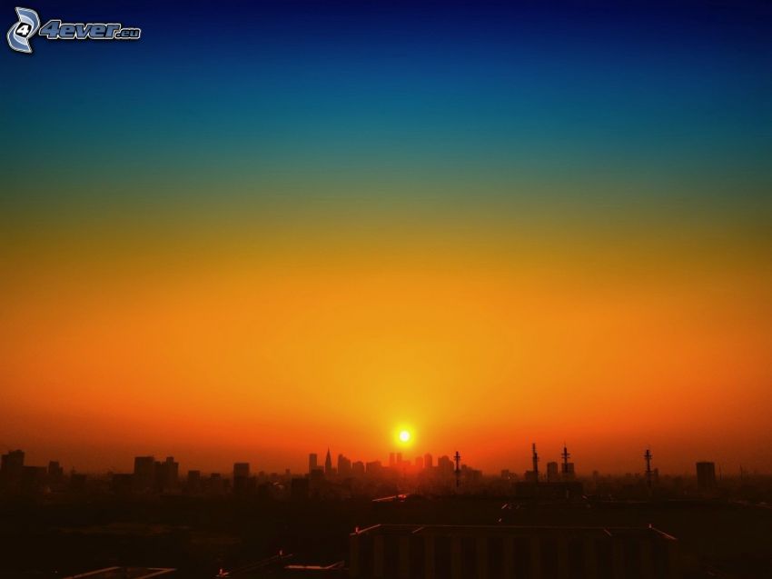 coucher du soleil sur une ville, silhouette de la ville, ciel