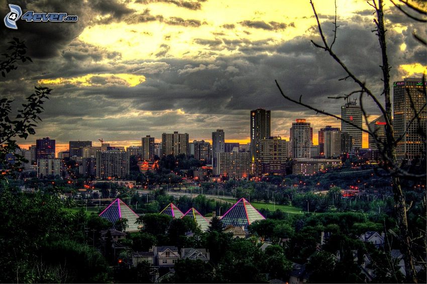 Edmonton, gratte-ciel, nuages