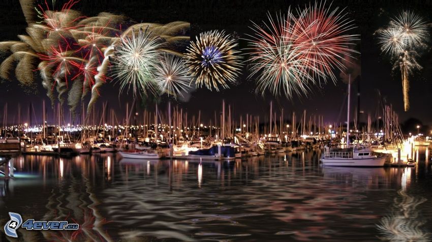 feux d'artifice sur la ville, port yacht, nuit