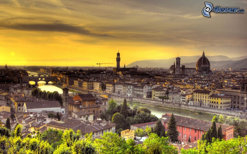 Florence, ville de nuit, ciel jaune