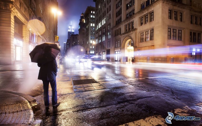 Homme avec le parapluie, rue, ville dans la nuit