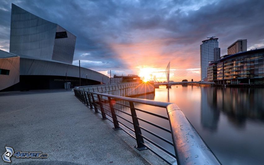 Londres, gratte-ciel, couchage de soleil dans la ville