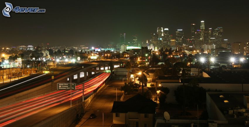 Los Angeles, ville dans la nuit, l'autoroute de nuit, gratte-ciel
