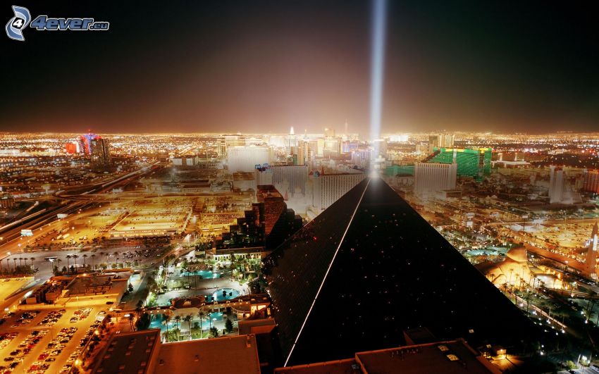 Luxor Hotel, Las Vegas, pyramide, ville dans la nuit