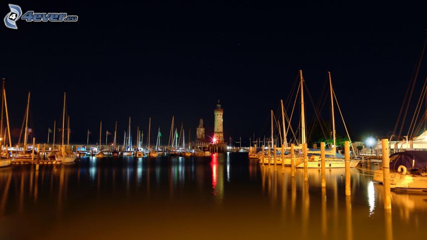 port, ville dans la nuit, navires, phare