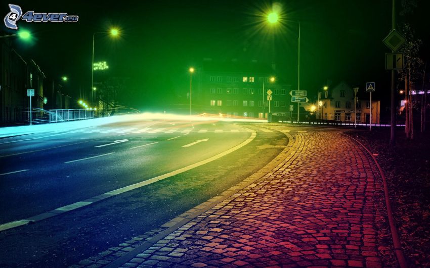 route, ville dans la nuit, couleurs