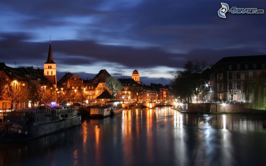 Strasbourg, ville dans la nuit
