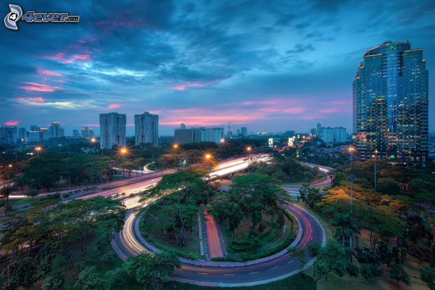 ville de nuit, rond-point pendant la nuit