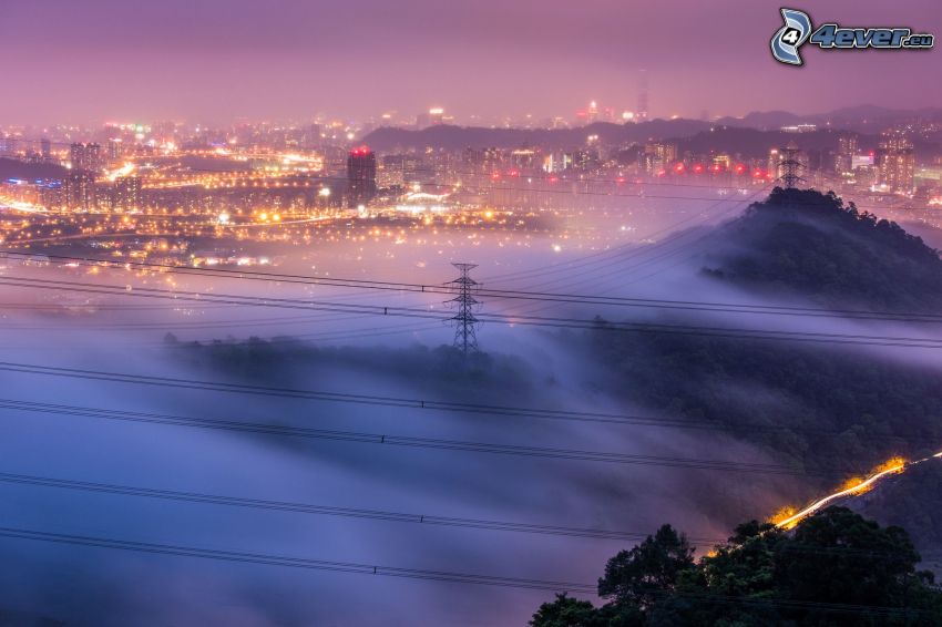 vue sur la ville, ville dans la nuit, brouillard au sol, éclairage, le câblage électrique
