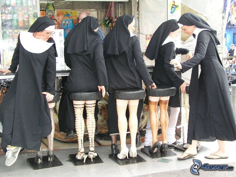 religieuses dans un bar, jambes