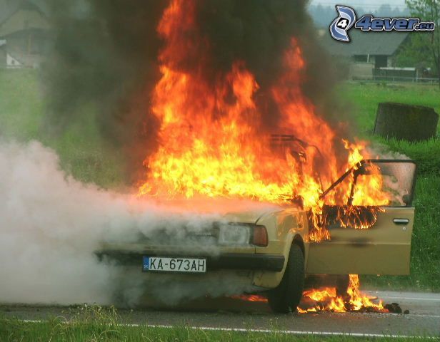 Škoda 120, feu, fumée, voiture en feu