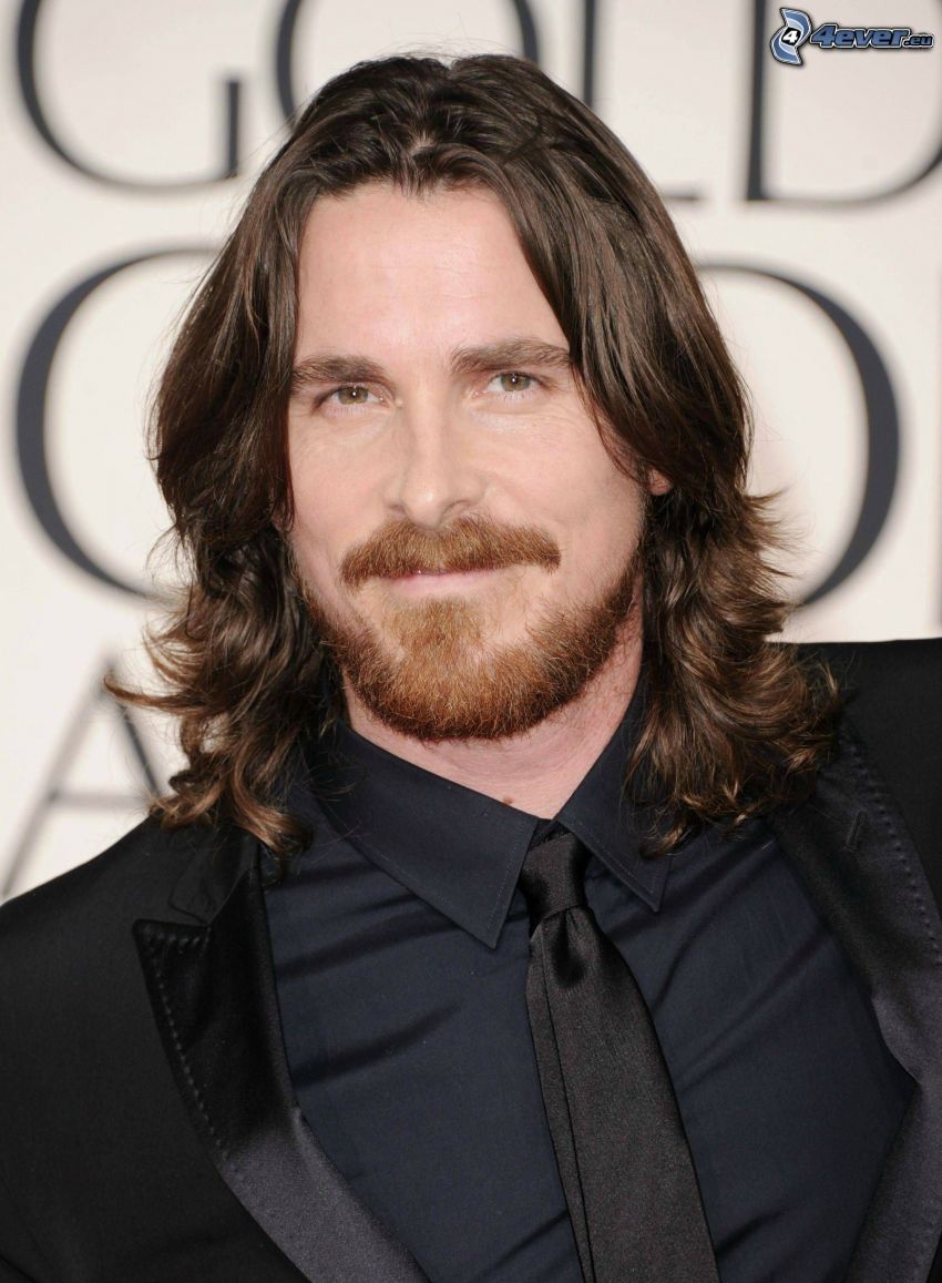 Christian Bale, homme en costume, cheveux longs, vibrisse