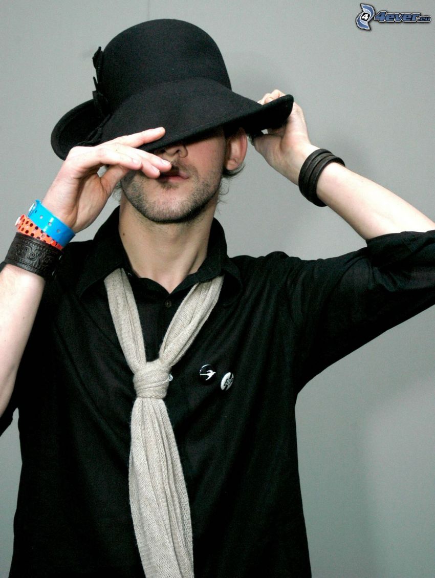Dominic Monaghan, chapeau, bracelets