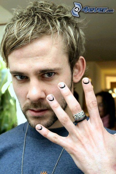 Dominic Monaghan, les ongles noirs