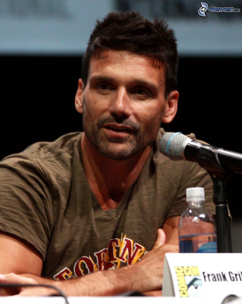 Frank Grillo, microphone