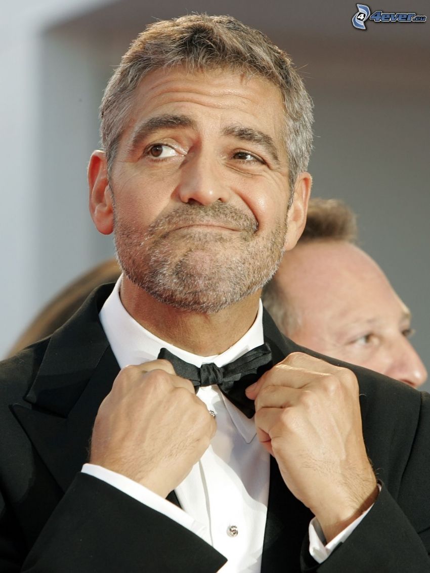 George Clooney, homme en costume, nœud papillon, grimace