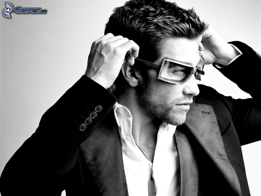 Jake Gyllenhaal, homme en costume, lunettes, photo noir et blanc