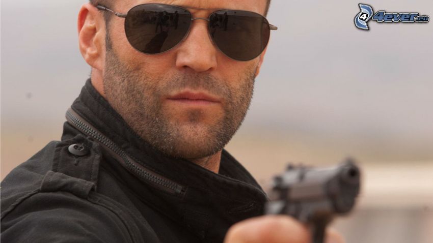 Jason Statham, homme avec un fusil