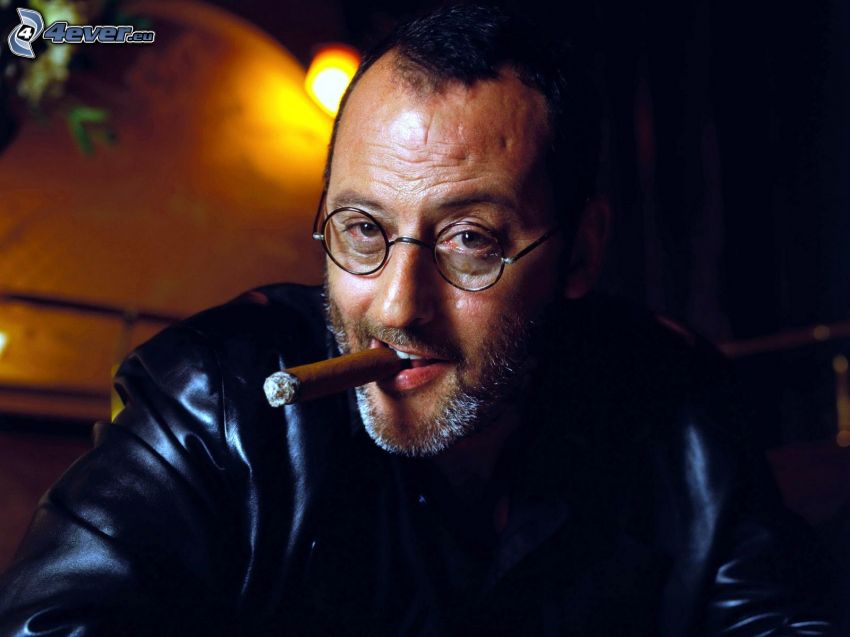 Jean Reno, cigare, homme avec des lunettes