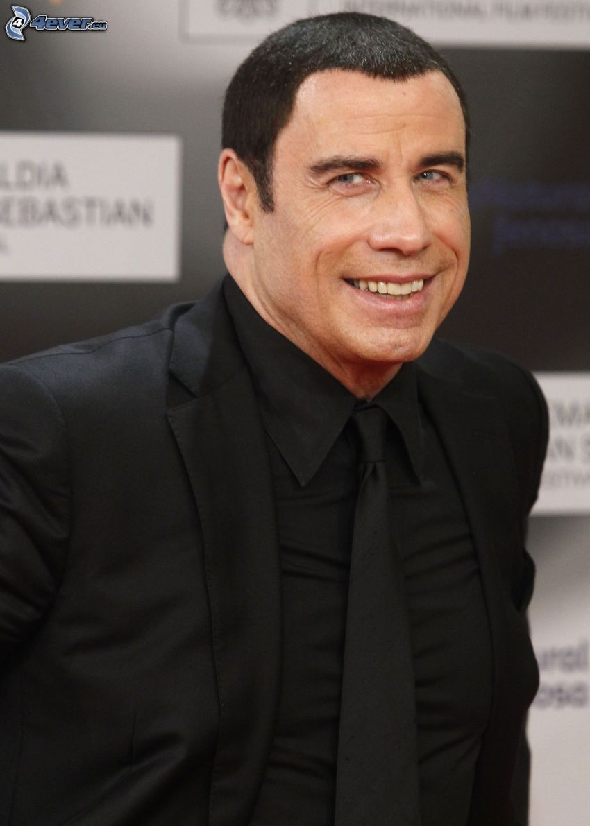 John Travolta, homme en costume, sourire, regard