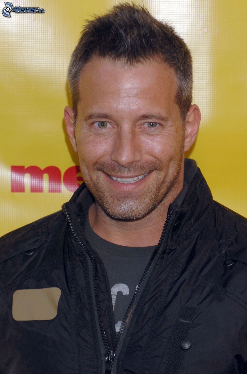 Johnny Messner, sourire